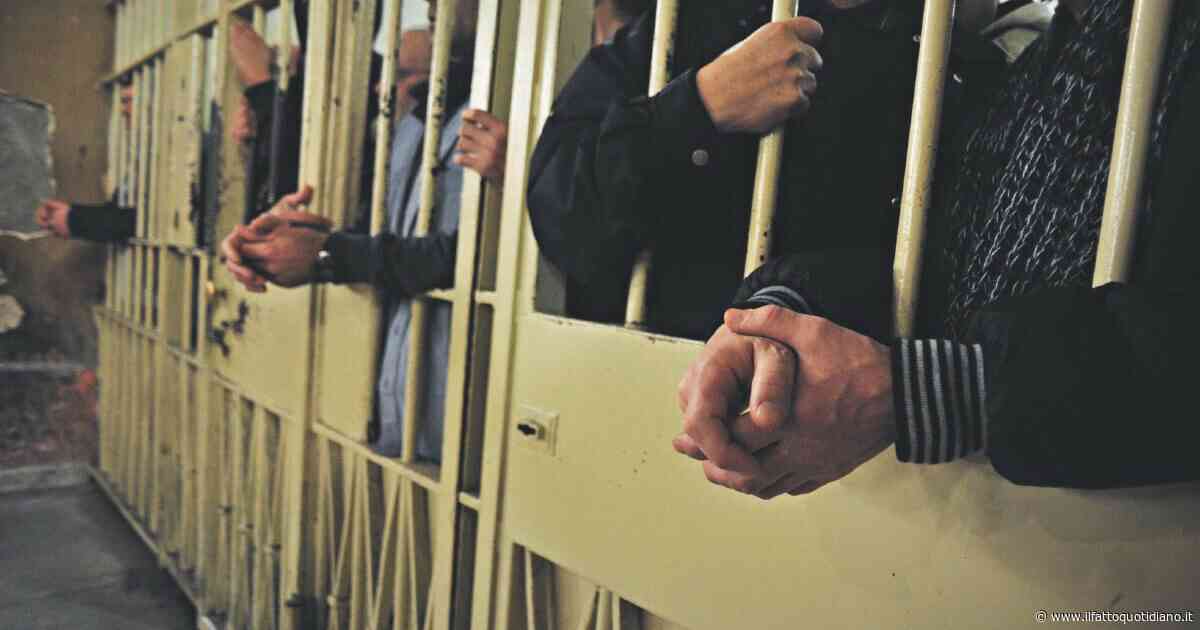 Schede sim introdotte in carcere con un bacio appassionato durante il colloquio: arresti a Bari