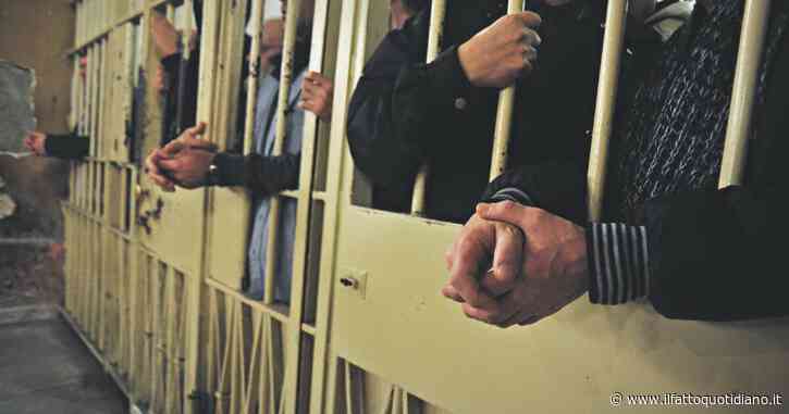 Schede sim introdotte in carcere con un bacio appassionato durante il colloquio: arresti a Bari