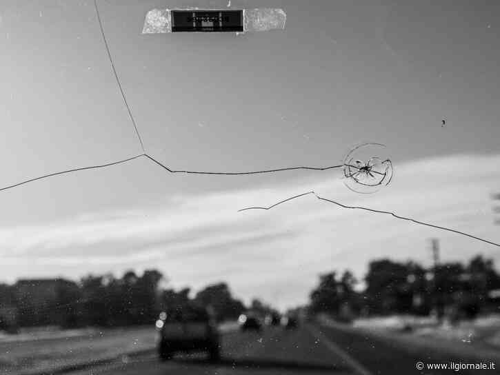 Auto, coi vetri filati o scheggiati rischi la stangata: sanzioni e sicurezza, cosa c'è da sapere