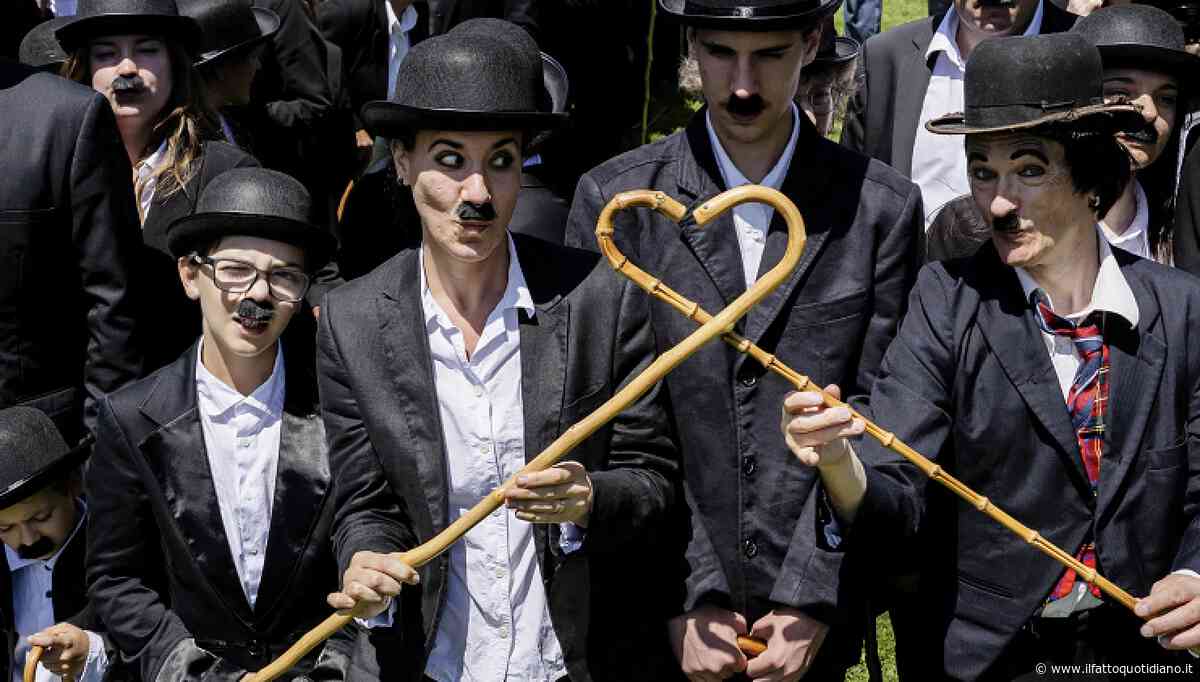 Charlie Chaplin da record: centinaia di sosia del celebre attore e regista sfilano in Svizzera – IL VIDEO