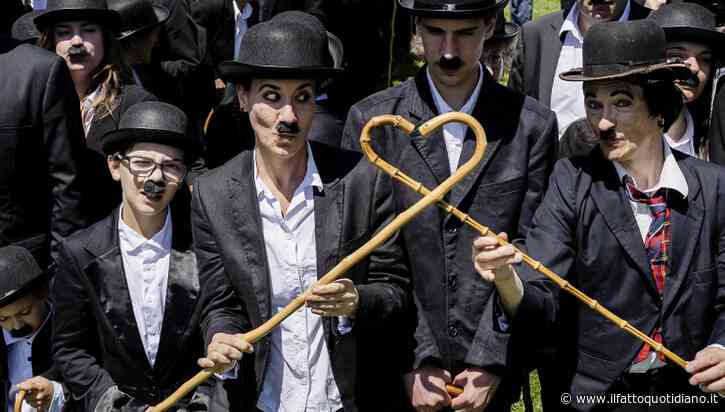 Charlie Chaplin da record: centinaia di sosia del celebre attore e regista sfilano in Svizzera – IL VIDEO