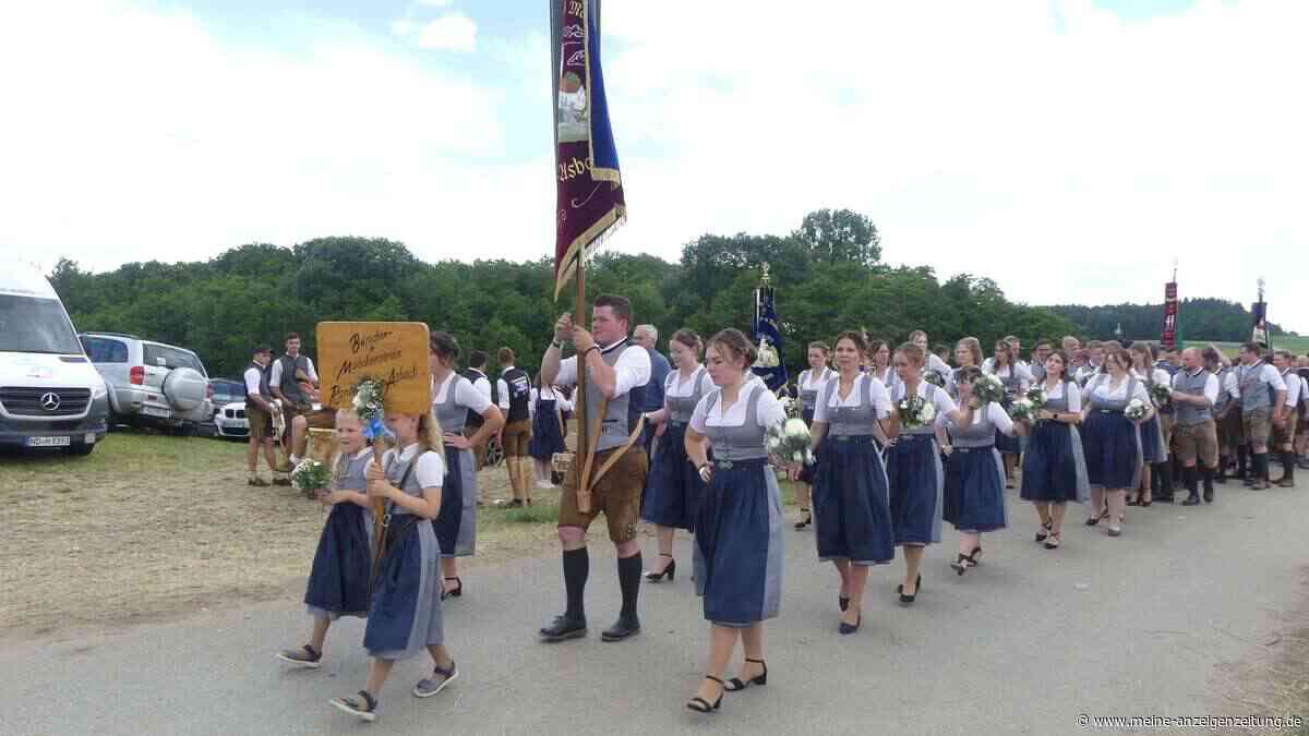 Burschen- und Mädchenverein Randelsried-Asbach feiert 50. Jubiläum mit 2000 Gästen
