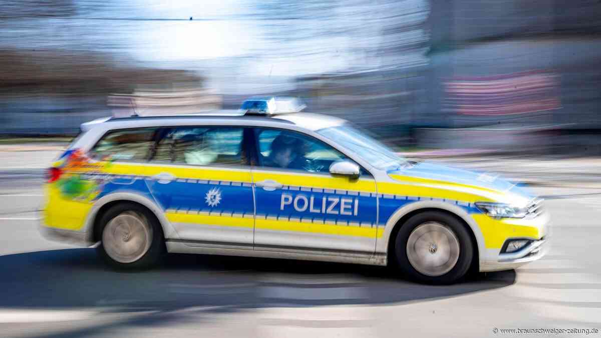 Autofahrer streift Jugendlichen auf E-Scooter bei Mariental und flüchtet