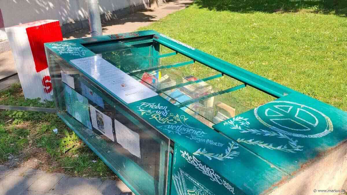 Bücherschrank in Berg am Laim umgeworfen – Glas gebrochen