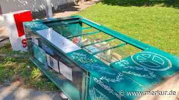 Bücherschrank in Berg am Laim umgeworfen – Glas gebrochen