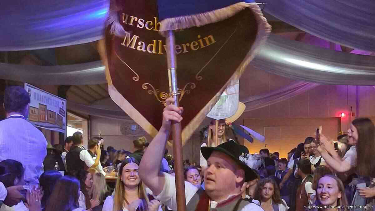 Madlfest: Gäste stehen singend auf den Bänken – SOS-Partyband heizt ein