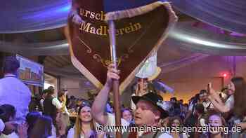 Madlfest: Gäste stehen singend auf den Bänken – SOS-Partyband heizt ein