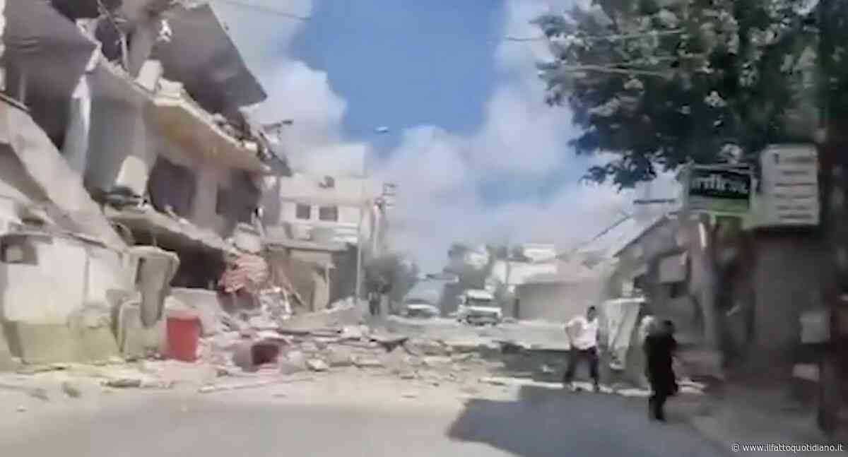 Nuovi raid israeliani nel Libano meridionale: colonne di fumo e macerie nella zona di Tiro