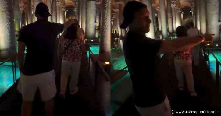 Francesco Totti nella bufera social dopo uno scherzo a una turista a Istanbul: il filmato condiviso da Noemi Bocchi fa discutere
