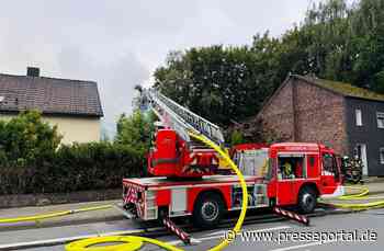 FW-E: Brand eines leerstehenden Gebäudes - Feuerwehr verhindert Brandausbreitung