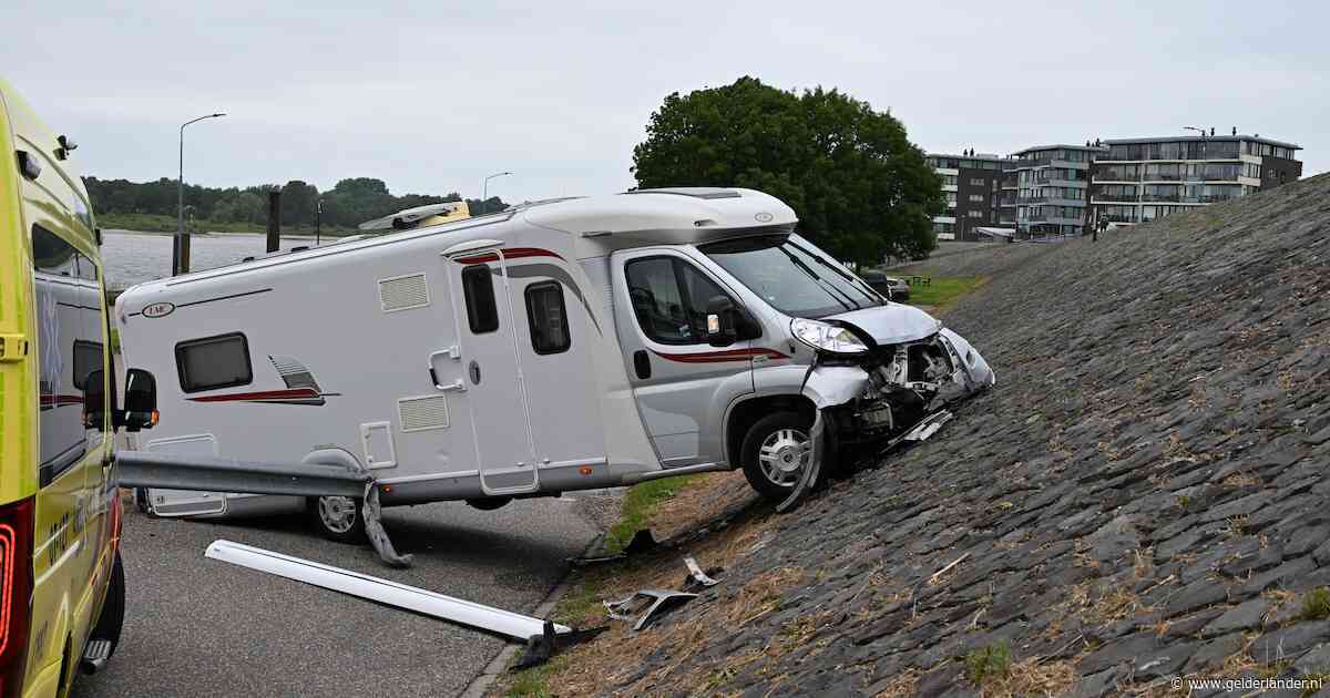 Man (76) rijdt met camper tegen kade in Tolkamer: hoe het kon gebeuren, wil politie niet zeggen