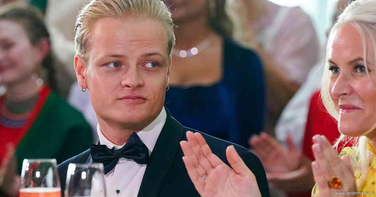 Zoon Noorse kroonprinses Mette-Marit noemt het ‘ondraaglijk’ dat hij niet bij zijn ernstig zieke moeder kan zijn