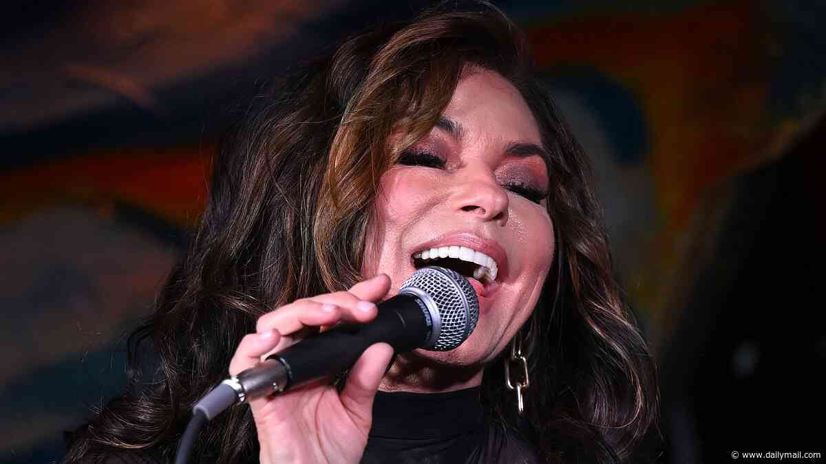 Shania Twain leaves fans delighted as she performs intimate gig for just 200 fans in a London pub