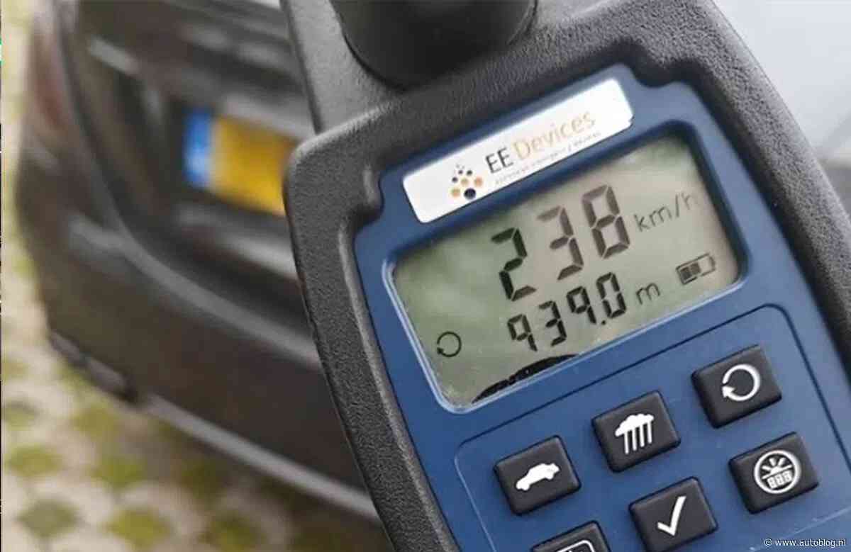Snelheidsduivel op de A2 wordt met dubbele cijfers geklokt en raakt AMG kwijt