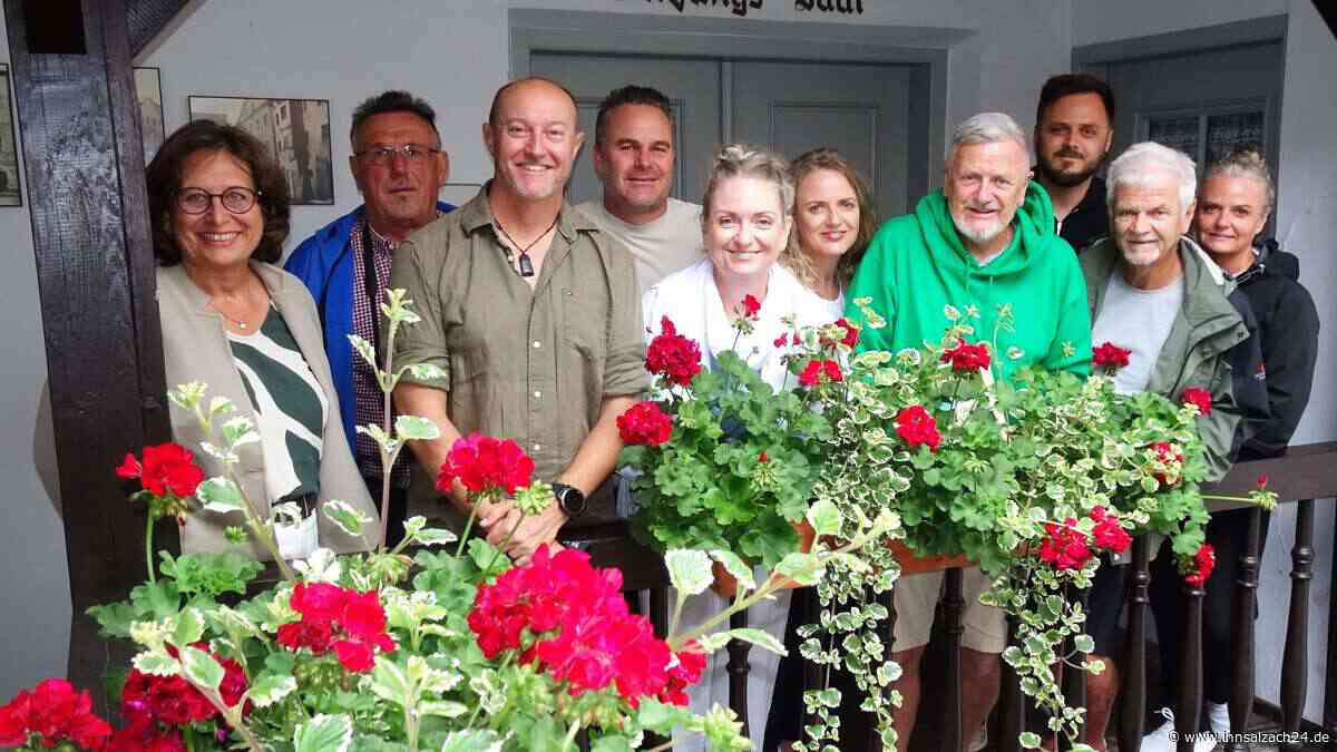 Auf den Spuren des kriegsgefangenen Vaters: Neuseeländer pilgert mit Familie bis nach Kraiburg
