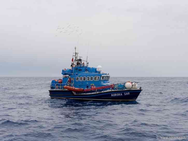 La Ong tedesca mette in mare una nuova nave con la bandiera palestinese: esultano i migranti