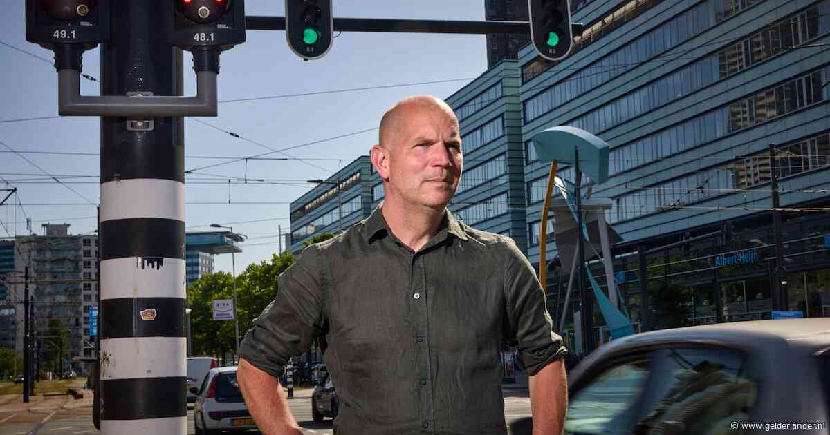 Sta jij ook eindeloos voor rood? Deze man draait aan de knoppen: ‘Soms wacht een auto wel 10 minuten’