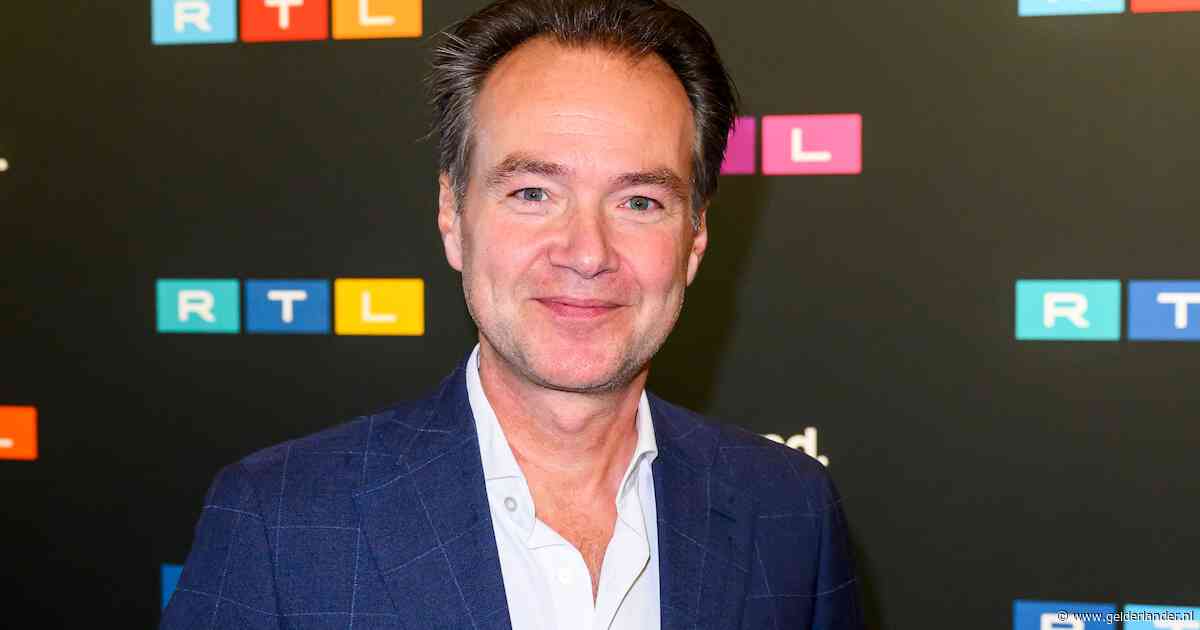 Goedaardige tumor in hersenen van RTL-nieuwslezer Antoin Peeters ontdekt: ‘Was wel even schrikken’