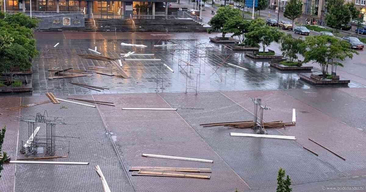 Mogelijk kleine windhoos in hartje Doetinchem: ruim dertig marktkramen de lucht in