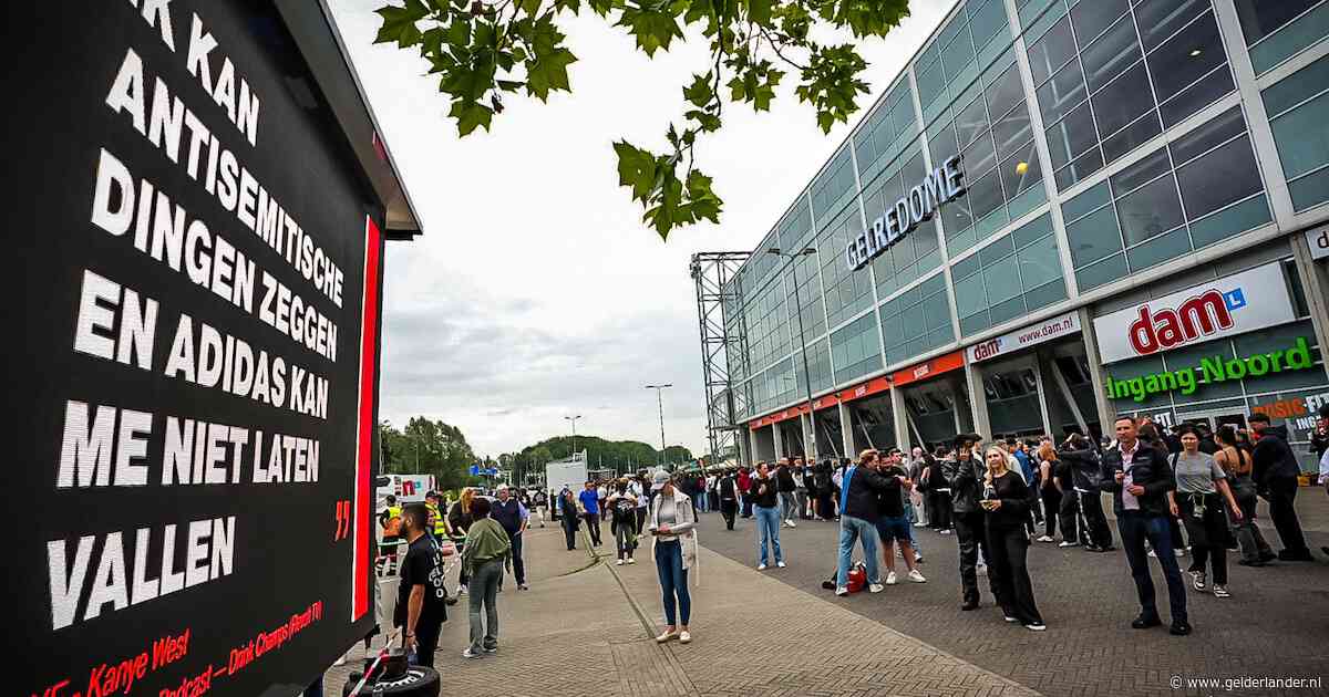 Weer demonstratie bij GelreDome tegen uitspraken van Ye: ‘Bewust worden dat dit niet normaal is’