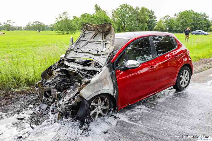 Auto vliegt in brand op Mensumaweg in Tolbert