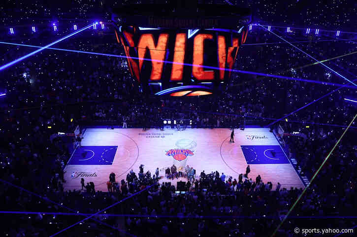 Knicks fans shower refs with thunderous NSFW chants after controversial no-call