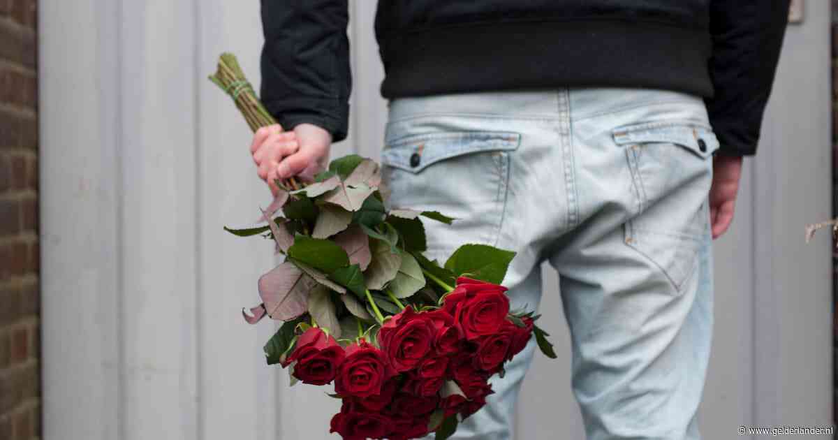 Baas die ‘zieke’ werknemer ontmaskerde na langsbrengen bloemen, ging tóch te ver met ontslag