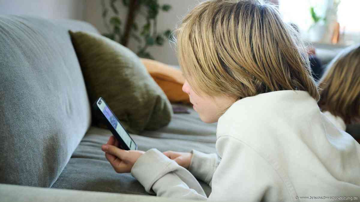 Umfrage zu KI: Eltern trauen „ChatGPT“ und Co. auch Wertevermittlung zu