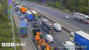 Fuel spillage causes long M25 delays