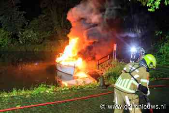 Plezierjacht door brand verwoest
