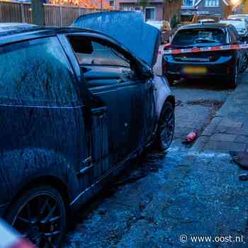 112 Nieuws: Aanslag met brandbom in Deventer: vuurbal verwoest voordeur en auto