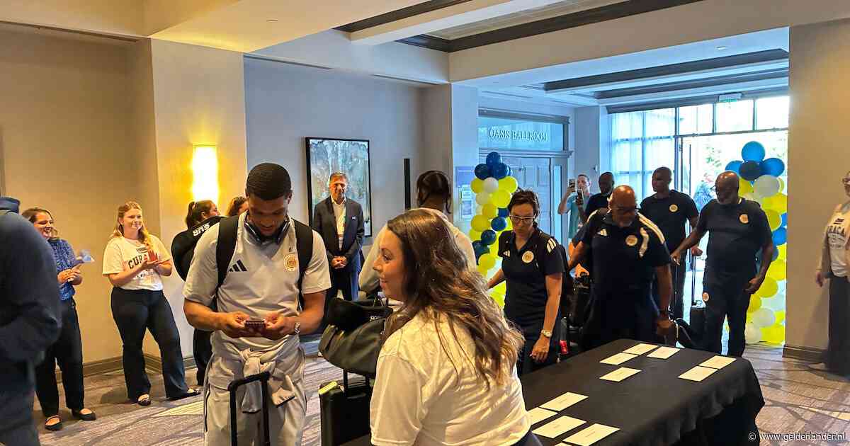 Curaçao telt af naar duel met Duitsland: Bacuna en ploeggenoten komen zingend aan in hotel