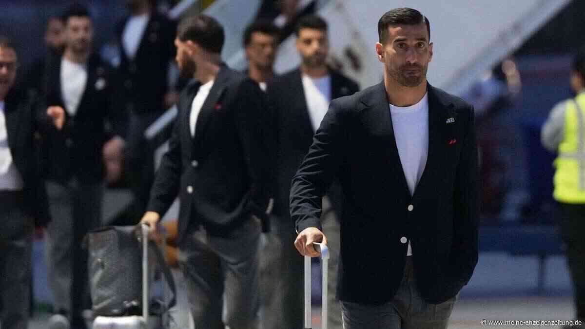 Iranische Nationalmannschaft erinnert bei WM-Ankunft an getötete Kinder