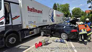 30.000 Euro Schaden bei Unfall in Neuburg: 74-jähriger Autofahrer kollidiert mit Sattelzug