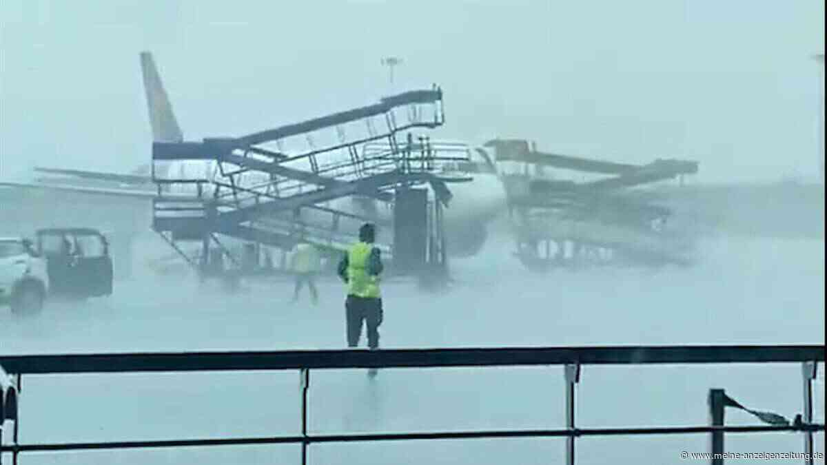 Unwetter reißt Treppe an Delhis Flughafen los – drei Flugzeuge beschädigt