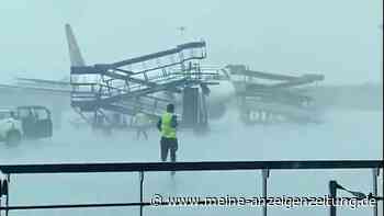 Unwetter reißt Treppe an Delhis Flughafen los – drei Flugzeuge beschädigt