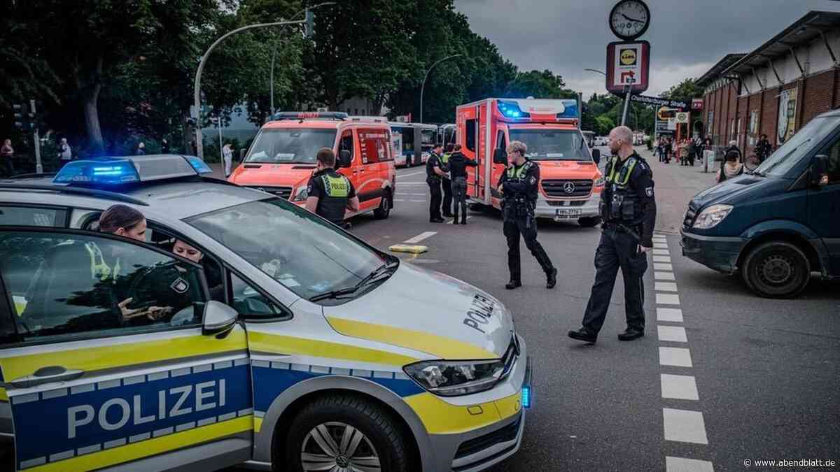 Schwerer Unfall in Jenfeld: Transporter rollt plötzlich los und erfasst Frau