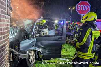 Auto kracht in Hauswand: Vier Personen schwer verletzt