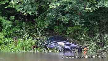Schwerer Unfall bei Bruckmühl - Auto prallt gegen Bäume und wird in Bach geschleudert