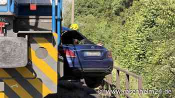 Todesdrama an Bahnübergang in Oberbayern: Auto von Lok erfasst und hunderte Meter mitgeschleift