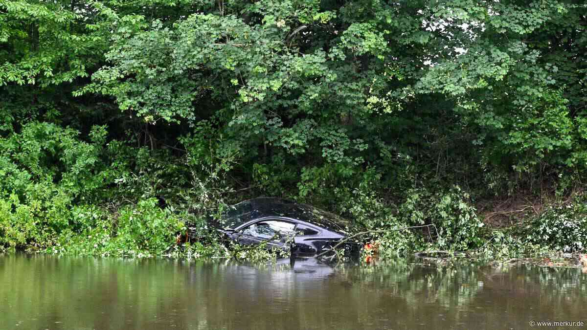 Spektakulärer Unfall in Oberbayern: Auto versinkt im Wasser