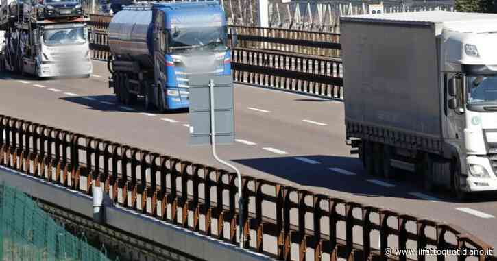 Camionista ubriaco guida un tir in contromano per 10 chilometri sull’A26: denunciato e revocata la patente