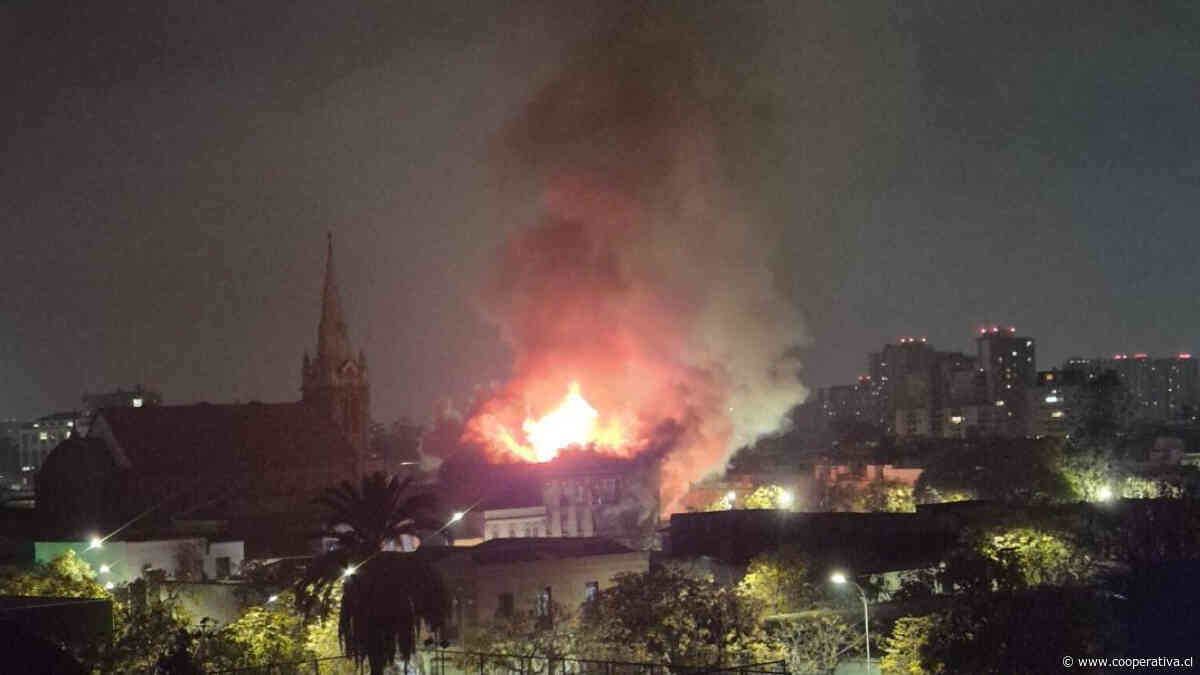 Incendio y derrumbe de casona patrimonial moviliza a Bomberos en el Barrio Yungay