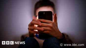 Starmer tells Apple and Google to ban nude images on children's phones
