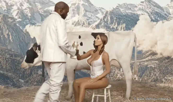 Bianca Censori e il video hard per Kanye West: munge una mucca, si cosparge di latte e ammicca sensuale. Le immagini di “Gemini Season”