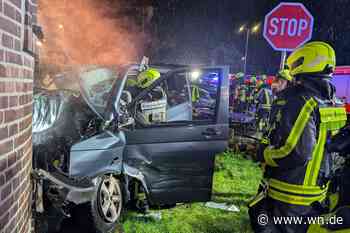Mit gestohlenem Auto in Hauswand gekracht: Vier Personen schwer verletzt
