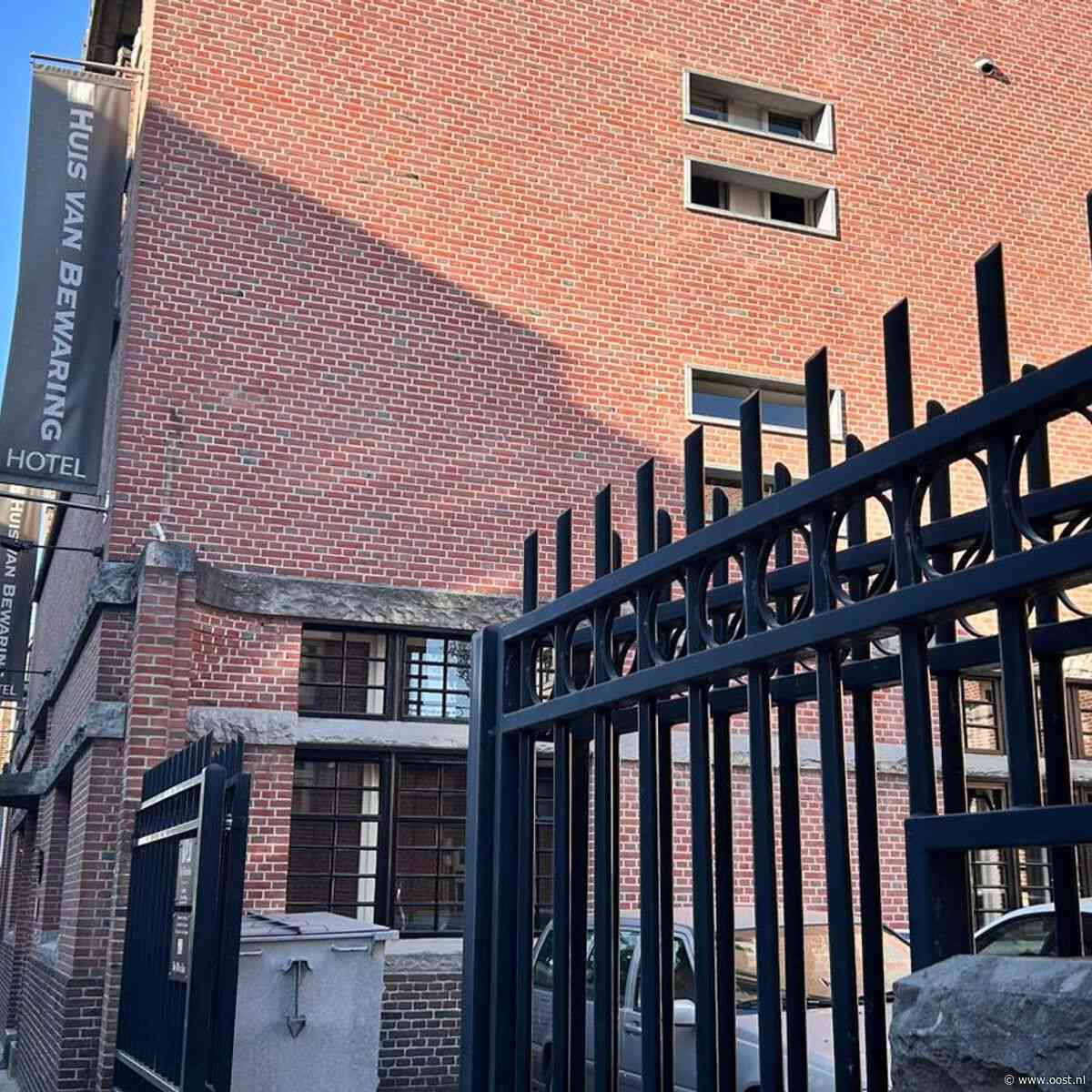 Almelo wil COA en hotel een dwangsom van 1600 euro per dag opleggen
