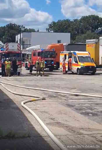 Dudenhofen – Erstmeldung: Lagerhalle in Brand geraten