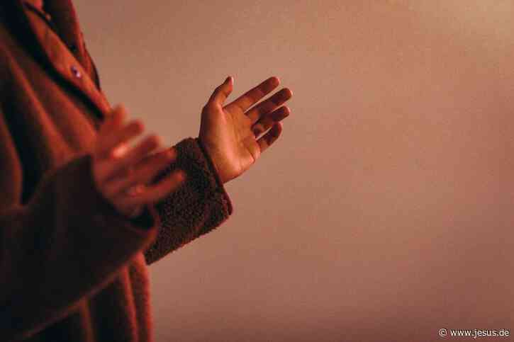 Menschen in die Nähe Gottes beten