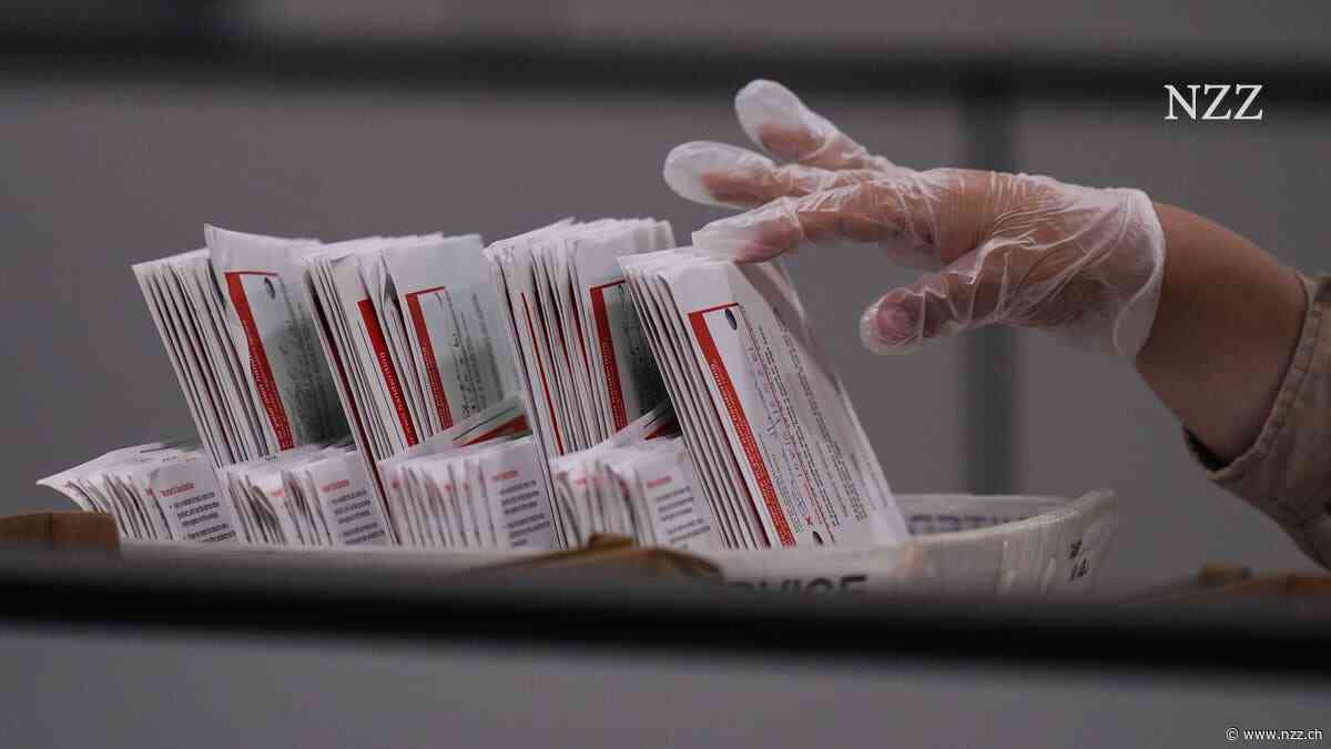 «Hat irgendjemand die korrupte Wahl verfolgt, die gerade in Kalifornien stattfindet?»: Trump verbreitet vor den Midterms erneut das falsche Gerücht eines Wahlbetrugs durch die Demokraten